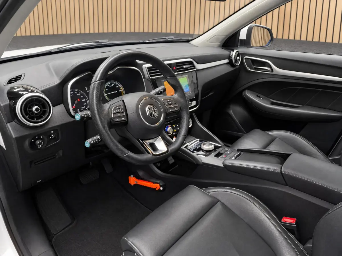 MG Luxury 45 kWh SOH 91% | Navigatie | Schuifkanteldak | ACC | Leder interieur | Stoelverwarming |