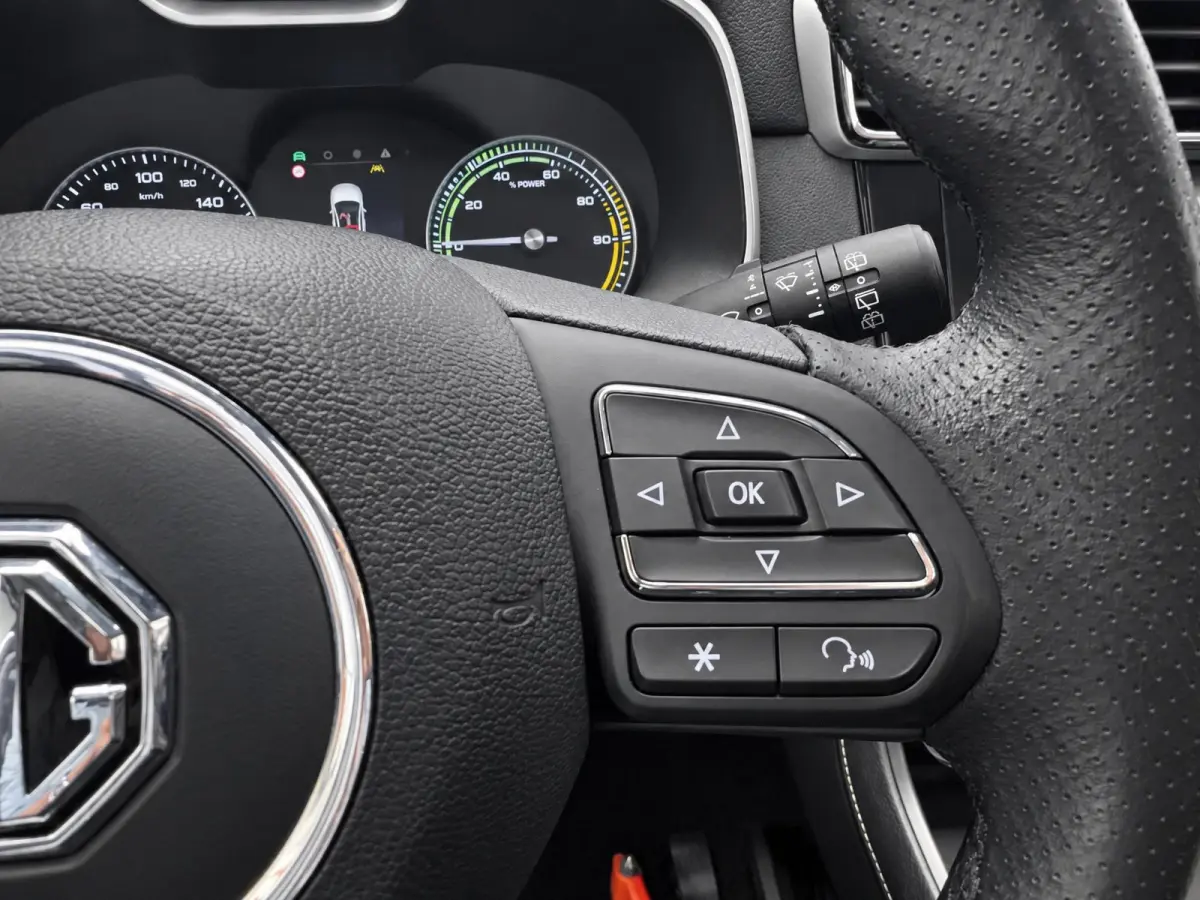 MG Luxury 45 kWh SOH 91% | Navigatie | Schuifkanteldak | ACC | Leder interieur | Stoelverwarming |
