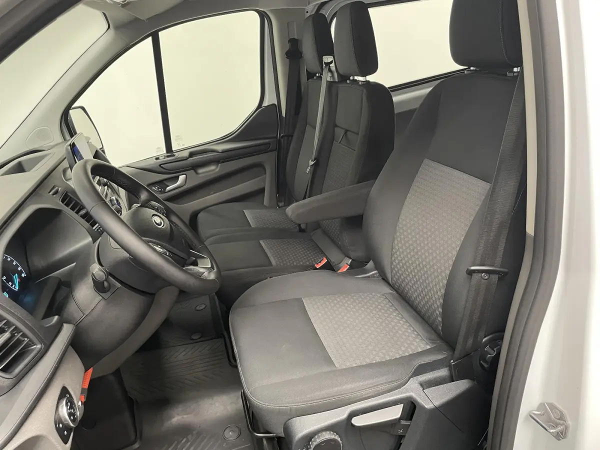 300 2.0 TDCI L2H1 Trend Dubbele Cabine Automaat Navigatie Airco Navigatie Bluetooth Trekhaak Parkeercamera Parkeersensoren voor en achter