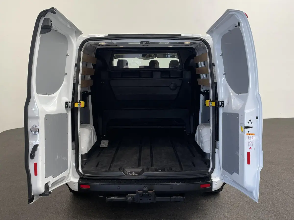 300 2.0 TDCI L2H1 Trend Dubbele Cabine Automaat Navigatie Airco Navigatie Bluetooth Trekhaak Parkeercamera Parkeersensoren voor en achter