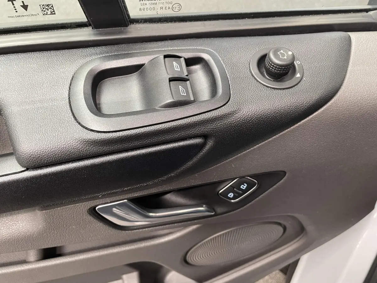 300 2.0 TDCI L2H1 Trend Dubbele Cabine Automaat Navigatie Airco Navigatie Bluetooth Trekhaak Parkeercamera Parkeersensoren voor en achter