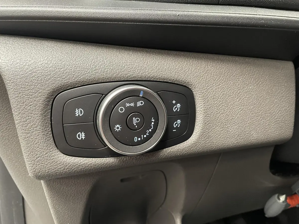 300 2.0 TDCI L2H1 Trend Dubbele Cabine Automaat Navigatie Airco Navigatie Bluetooth Trekhaak Parkeercamera Parkeersensoren voor en achter