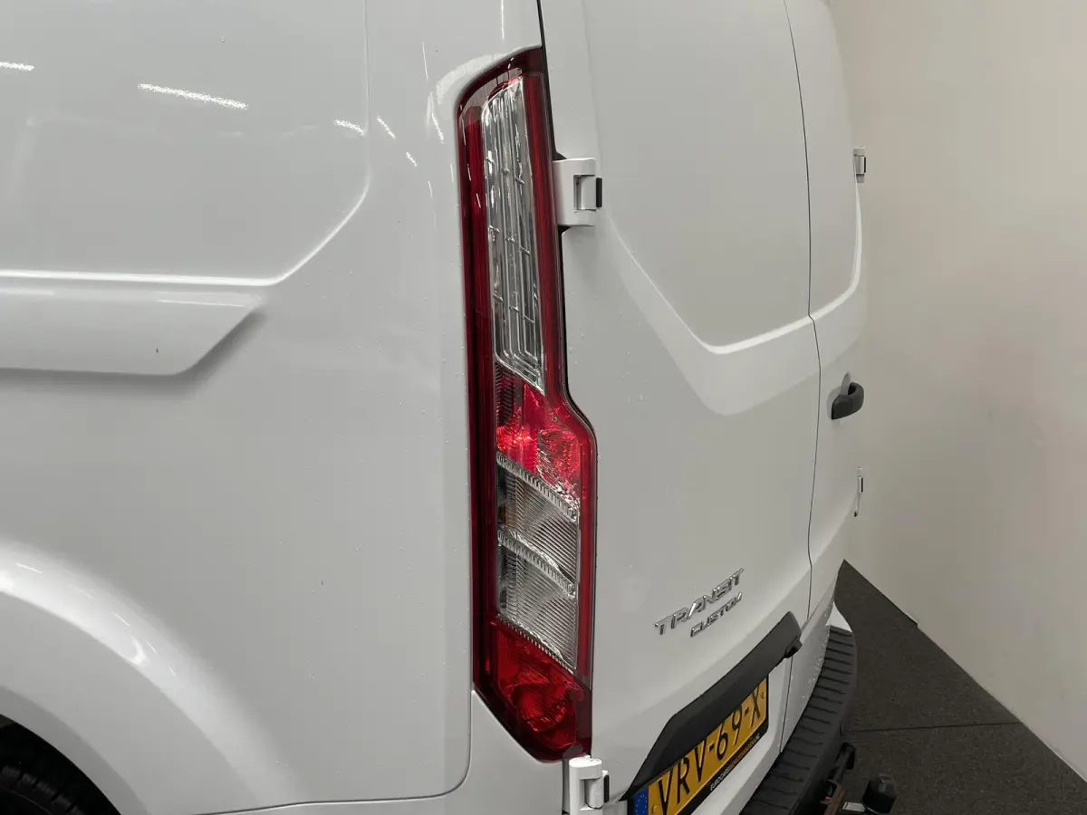 300 2.0 TDCI L2H1 Trend Dubbele Cabine Automaat Navigatie Airco Navigatie Bluetooth Trekhaak Parkeercamera Parkeersensoren voor en achter