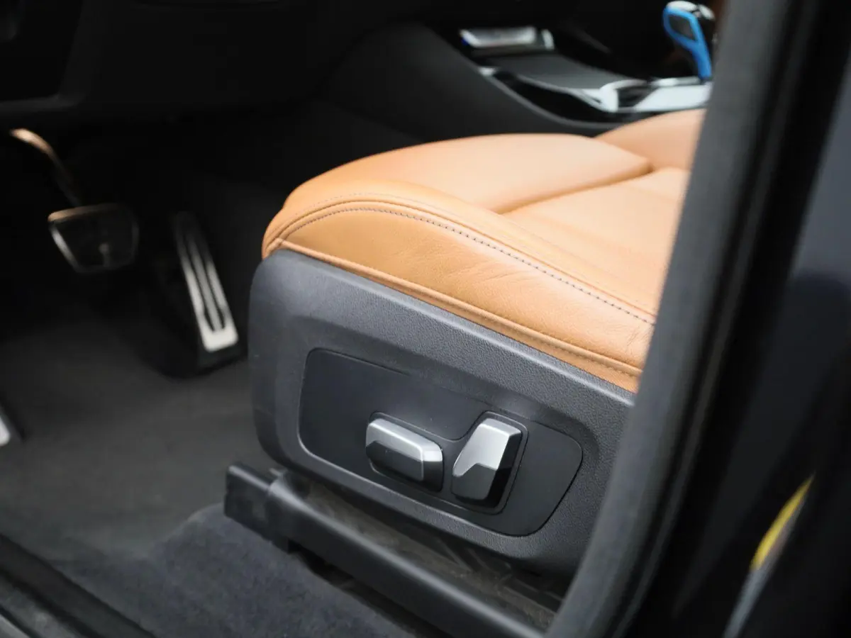 Executive | 97% SOH | M-SPORT | TREKHAAK | PANORAMA- SCHUIFDAK | LEER | ACHTERUITRIJCAMERA | STOELVERWARMING | SPORTSTOELEN