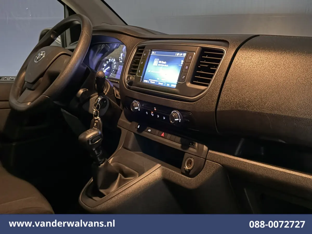 1.5 D-4D L3H1 Euro6 Airco | Navigatie | Trekhaak | Apple Carplay Cruisecontrol, Android Auto, Parkeersensoren, Bijrijdersbank