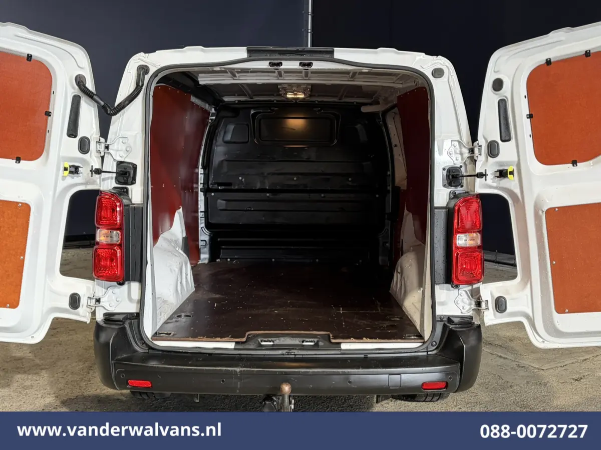 1.5 D-4D L3H1 Euro6 Airco | Navigatie | Trekhaak | Apple Carplay Cruisecontrol, Android Auto, Parkeersensoren, Bijrijdersbank