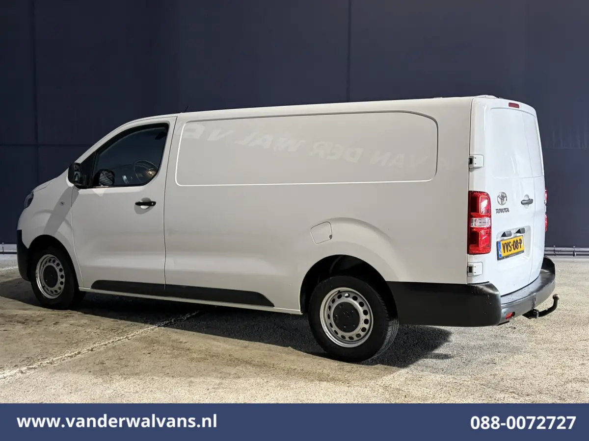 1.5 D-4D L3H1 Euro6 Airco | Navigatie | Trekhaak | Apple Carplay Cruisecontrol, Android Auto, Parkeersensoren, Bijrijdersbank