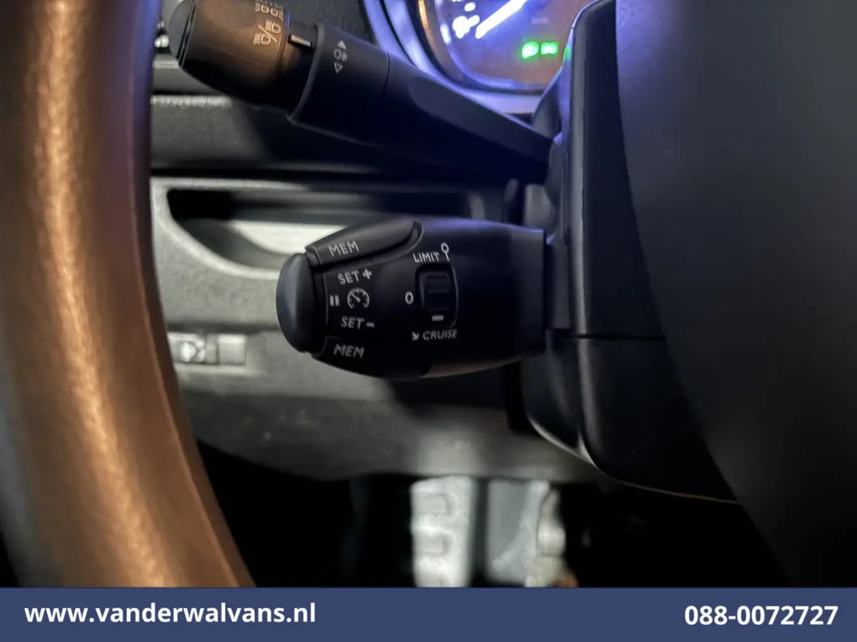 1.5 D-4D L3H1 Euro6 Airco | Navigatie | Trekhaak | Apple Carplay Cruisecontrol, Android Auto, Parkeersensoren, Bijrijdersbank