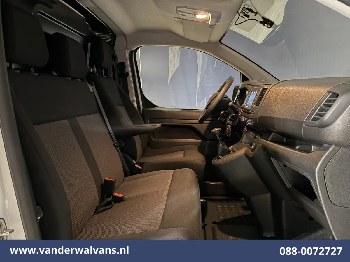 1.5 D-4D L3H1 Euro6 Airco | Navigatie | Trekhaak | Apple Carplay Cruisecontrol, Android Auto, Parkeersensoren, Bijrijdersbank