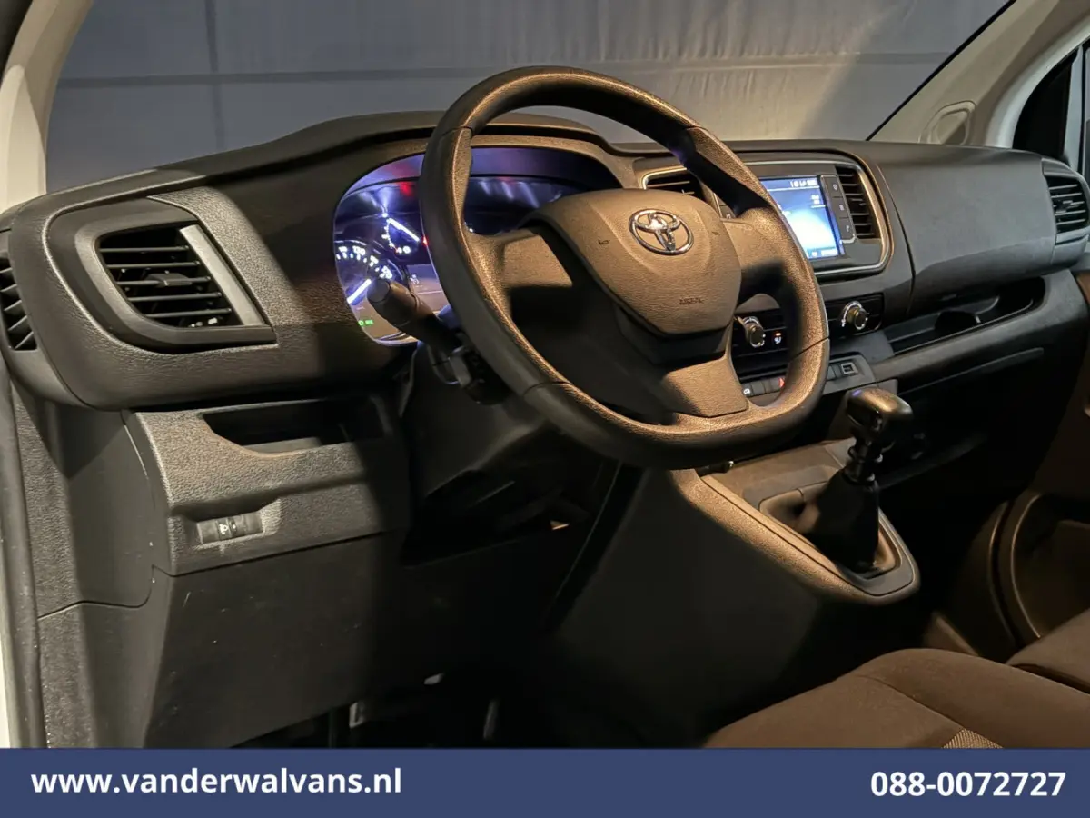 1.5 D-4D L3H1 Euro6 Airco | Navigatie | Trekhaak | Apple Carplay Cruisecontrol, Android Auto, Parkeersensoren, Bijrijdersbank
