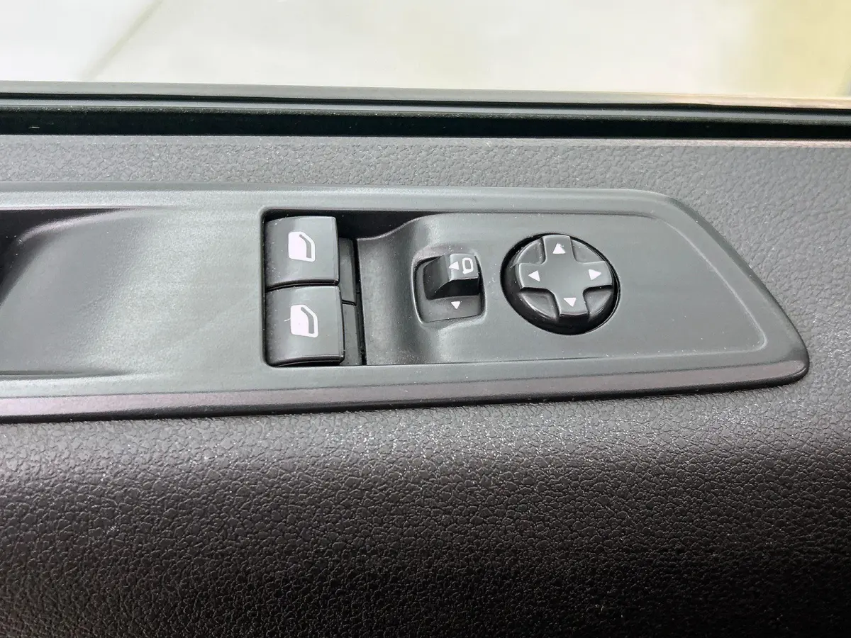 2.0 145pk L3H1 Edition Dubbele Cabine Automaat Airco Navigatie Parkeersensoren Trekhaak Cruise control Apple carplay Android auto