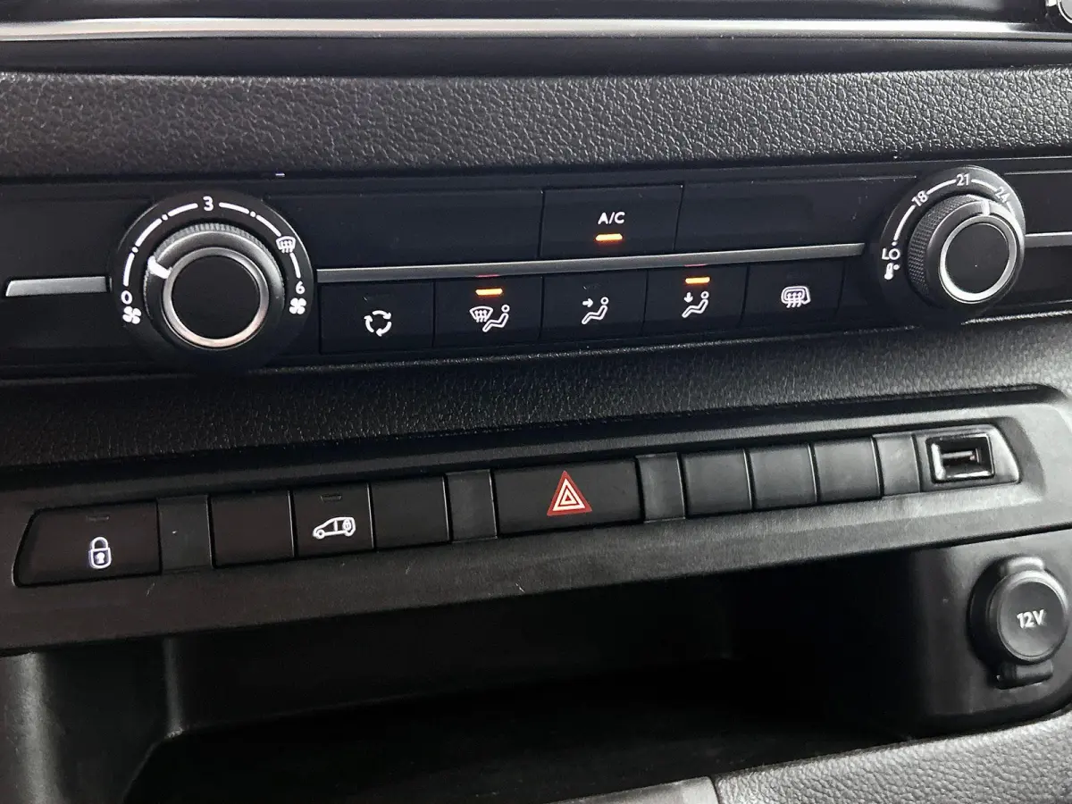 2.0 145pk L3H1 Edition Dubbele Cabine Automaat Airco Navigatie Parkeersensoren Trekhaak Cruise control Apple carplay Android auto