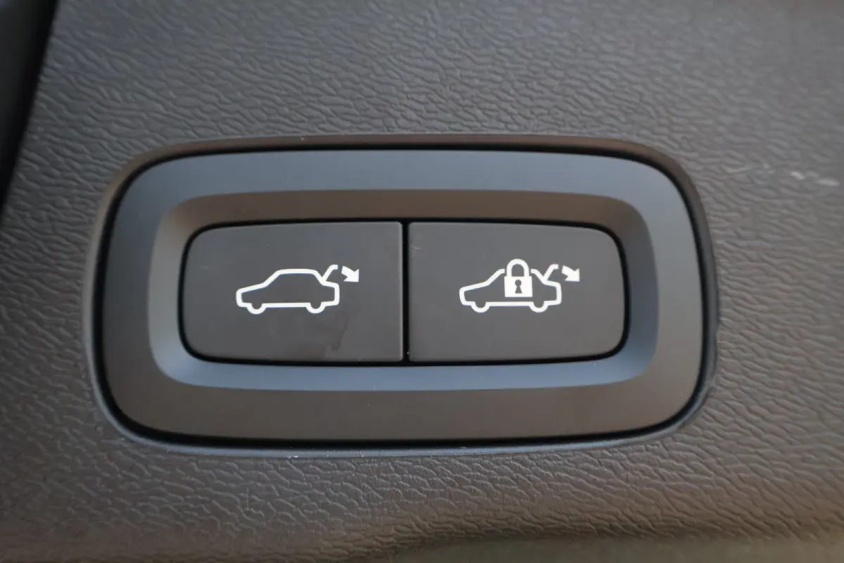 2.0 T6 Plug-in hybrid AWD Ultra Dark | Pano | Luchtvering | Trekhaak | Harman Kardon |