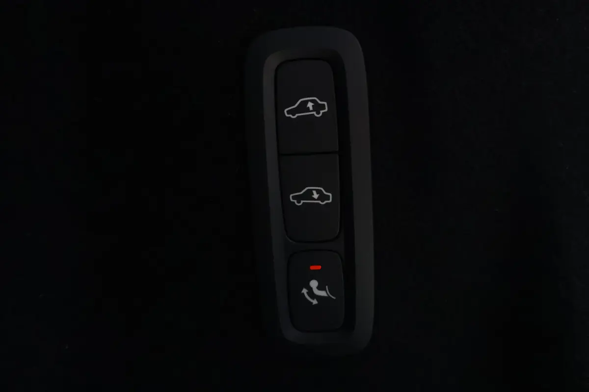 2.0 T6 Plug-in hybrid AWD Ultra Dark | Pano | Luchtvering | Trekhaak | Harman Kardon |