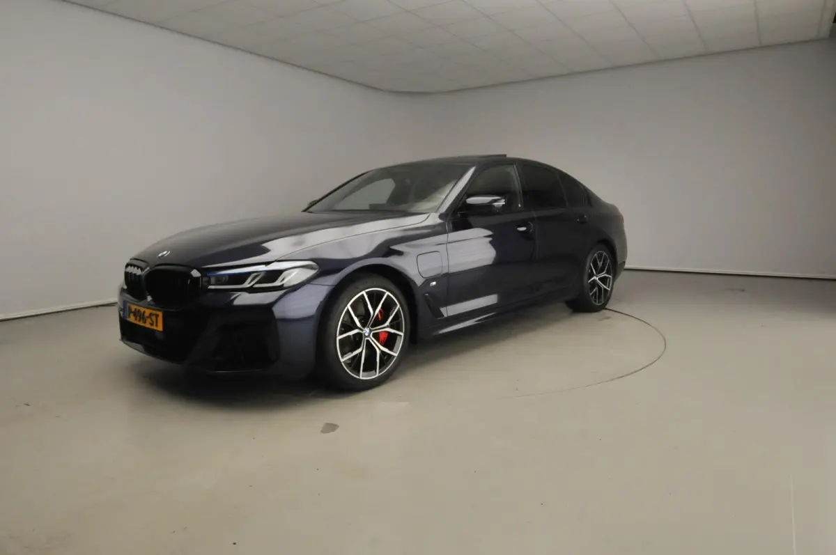 530e | M-Sportpakket | Laserlicht | Leder | HUD | Active cruise | Schuifdak | Trekhaak | DAB | Harman-kardon sound | Alu 19 inch
