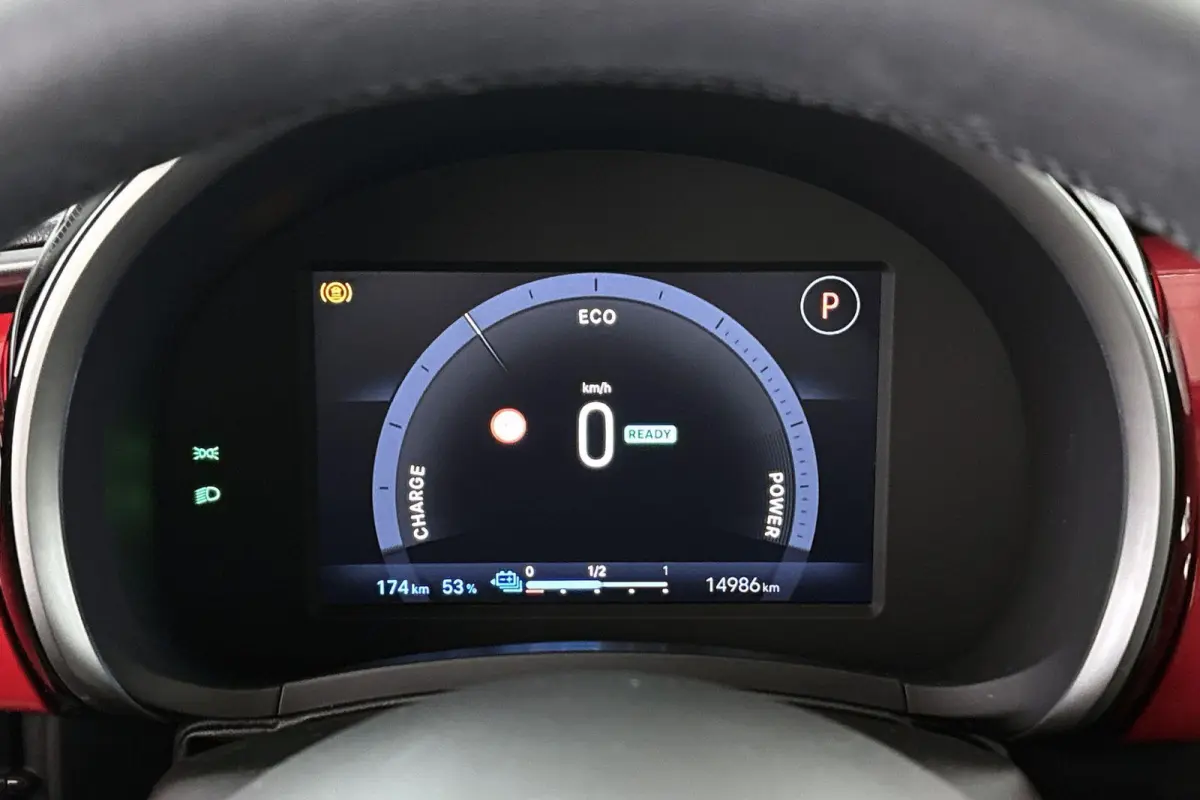 RED 54 kWh SOH 96% Apple CarPlay Climate Control