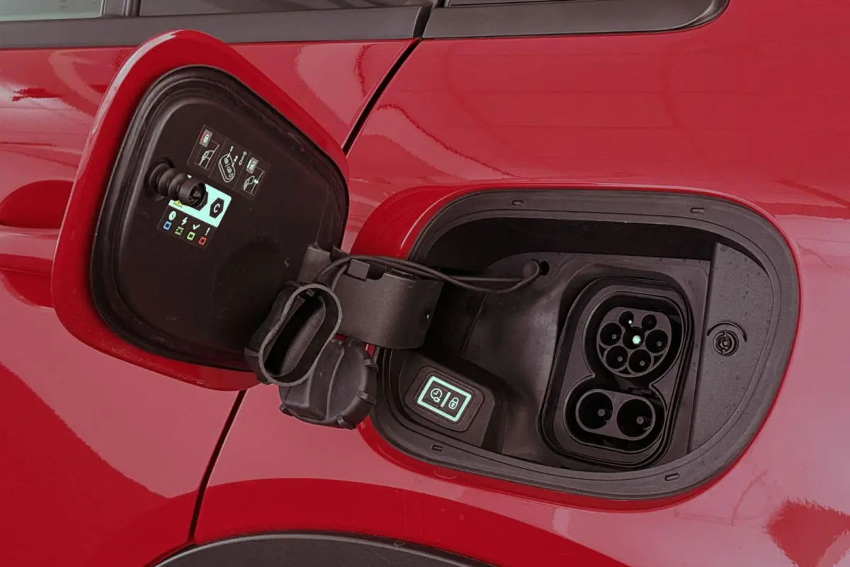 RED 54 kWh SOH 96% Apple CarPlay Climate Control