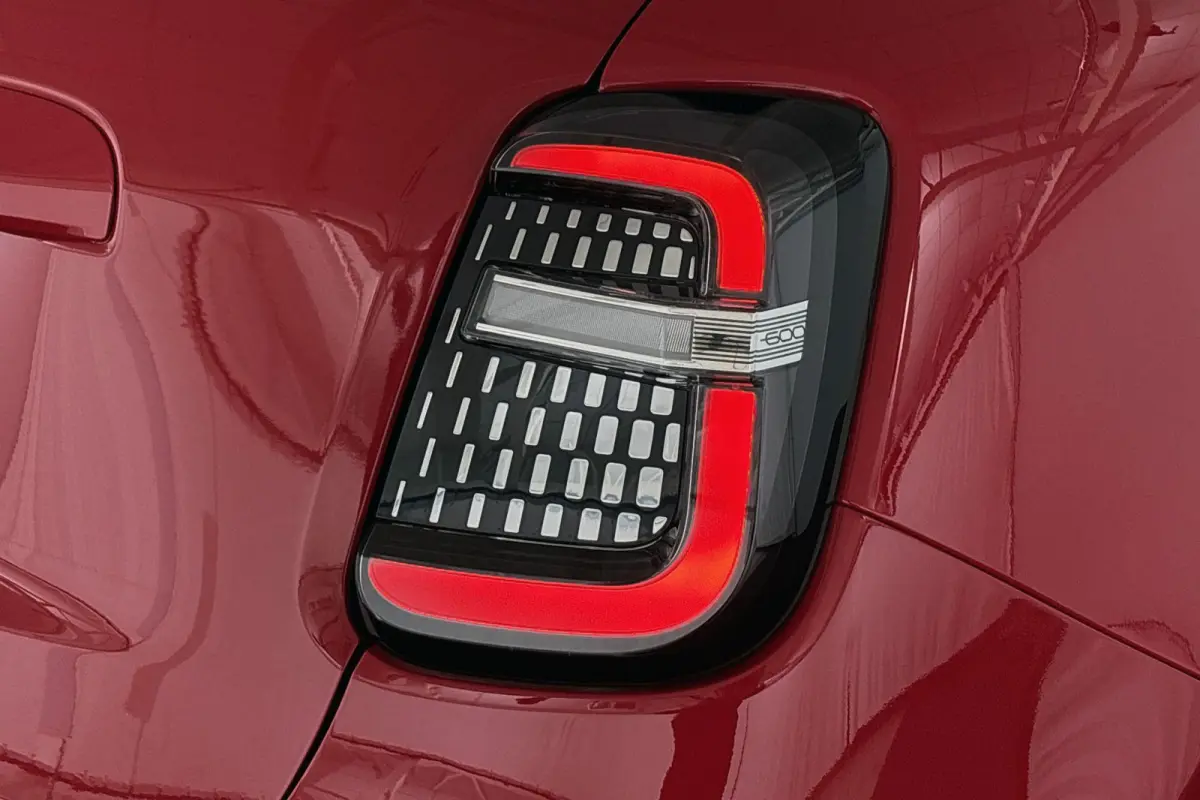 RED 54 kWh SOH 96% Apple CarPlay Climate Control