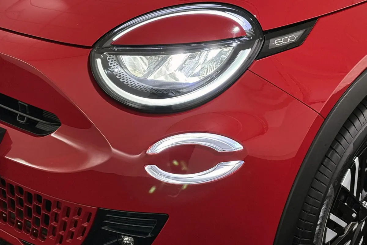 RED 54 kWh SOH 96% Apple CarPlay Climate Control