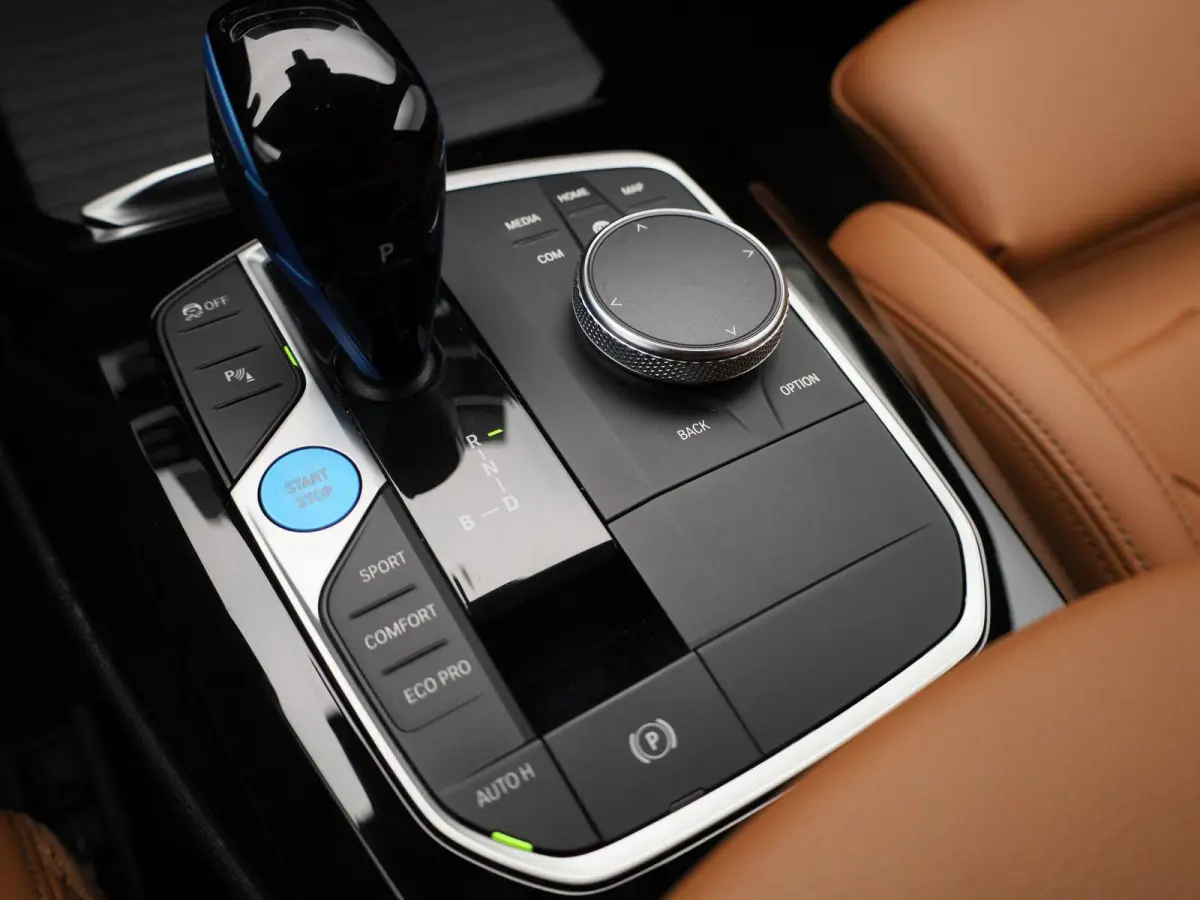 Executive 80 kWh | M-SPORT | TREKHAAK | PANORAMA-SCHUIFDAK | LEER | CAMERA | SPORTSTOELEN | STOELVERWARMING