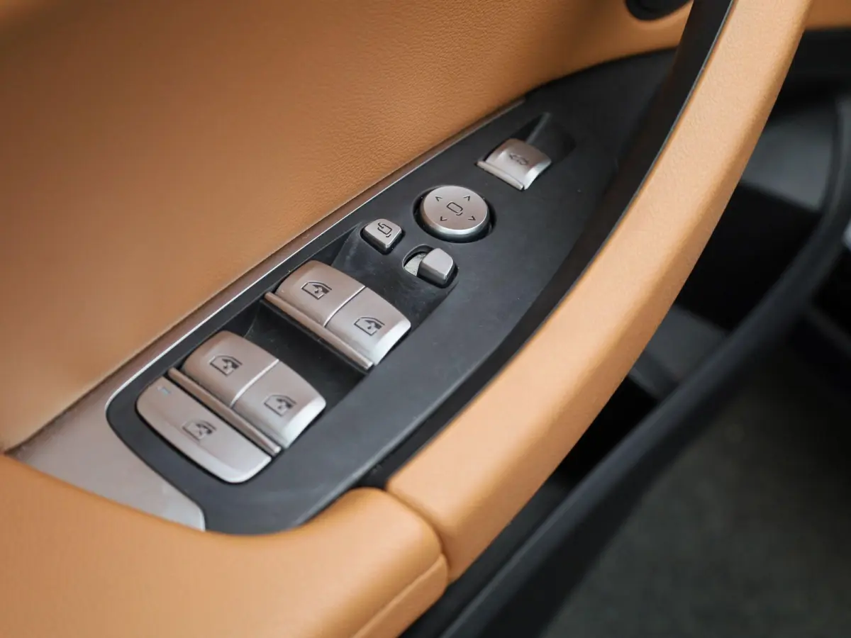 Executive 80 kWh | M-SPORT | TREKHAAK | PANORAMA-SCHUIFDAK | LEER | CAMERA | SPORTSTOELEN | STOELVERWARMING