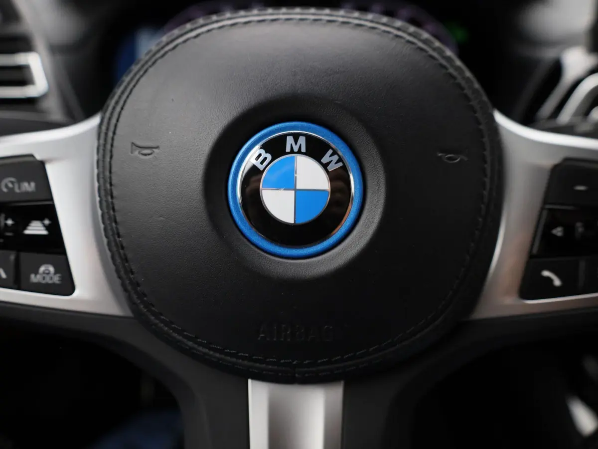 Executive 80 kWh | M-SPORT | TREKHAAK | PANORAMA-SCHUIFDAK | LEER | CAMERA | SPORTSTOELEN | STOELVERWARMING