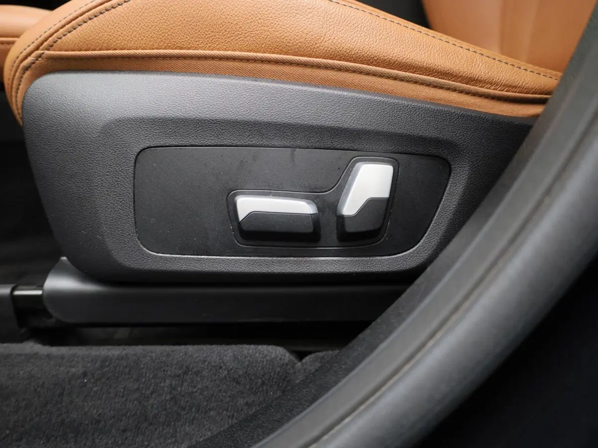 Executive 80 kWh | M-SPORT | TREKHAAK | PANORAMA-SCHUIFDAK | LEER | CAMERA | SPORTSTOELEN | STOELVERWARMING
