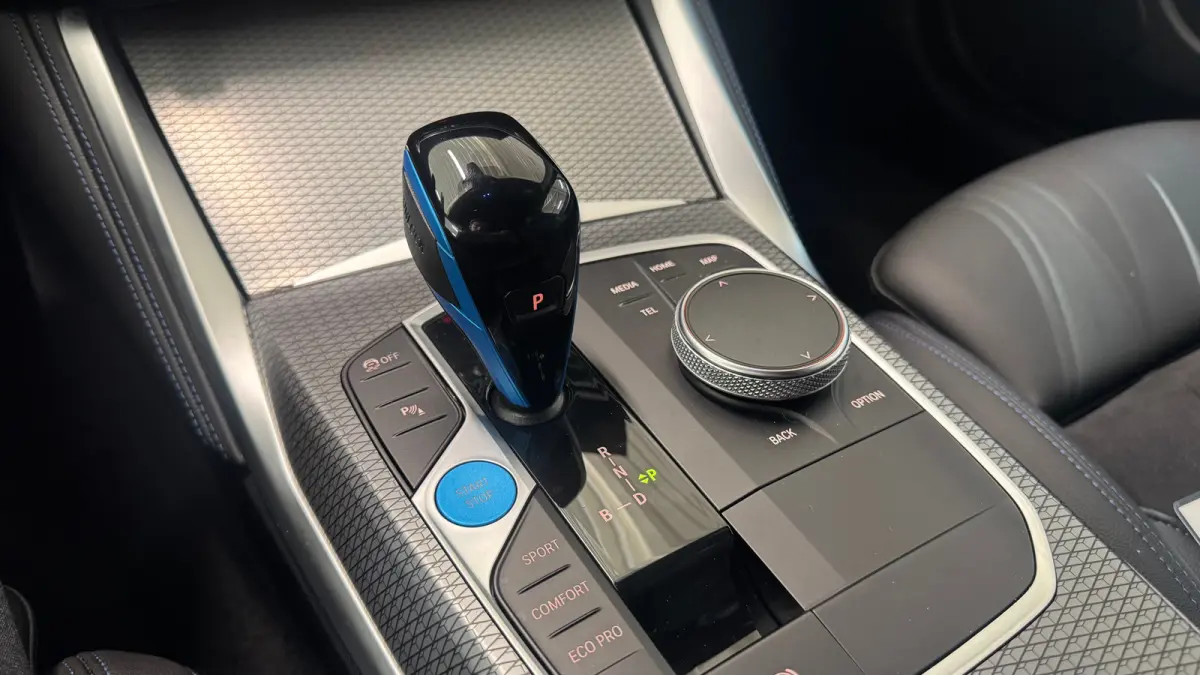 EDRIVE40 84KWH 340PK EXECUTIVE M-SPORT AUTOMAAT SOH 95,61% / NAVI / LEDER / FULL-LED / CLIMA / PDC / 18" LMV / CAMERA / APPLE CARPLAY / KEYLESS / WINTERPAKKET / 1E EIGENAAR / ORG. NL. !!
