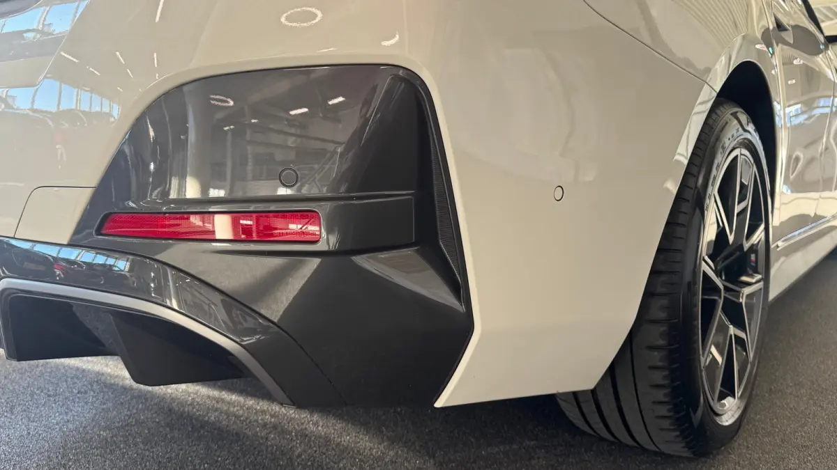 EDRIVE40 84KWH 340PK EXECUTIVE M-SPORT AUTOMAAT SOH 95,61% / NAVI / LEDER / FULL-LED / CLIMA / PDC / 18" LMV / CAMERA / APPLE CARPLAY / KEYLESS / WINTERPAKKET / 1E EIGENAAR / ORG. NL. !!