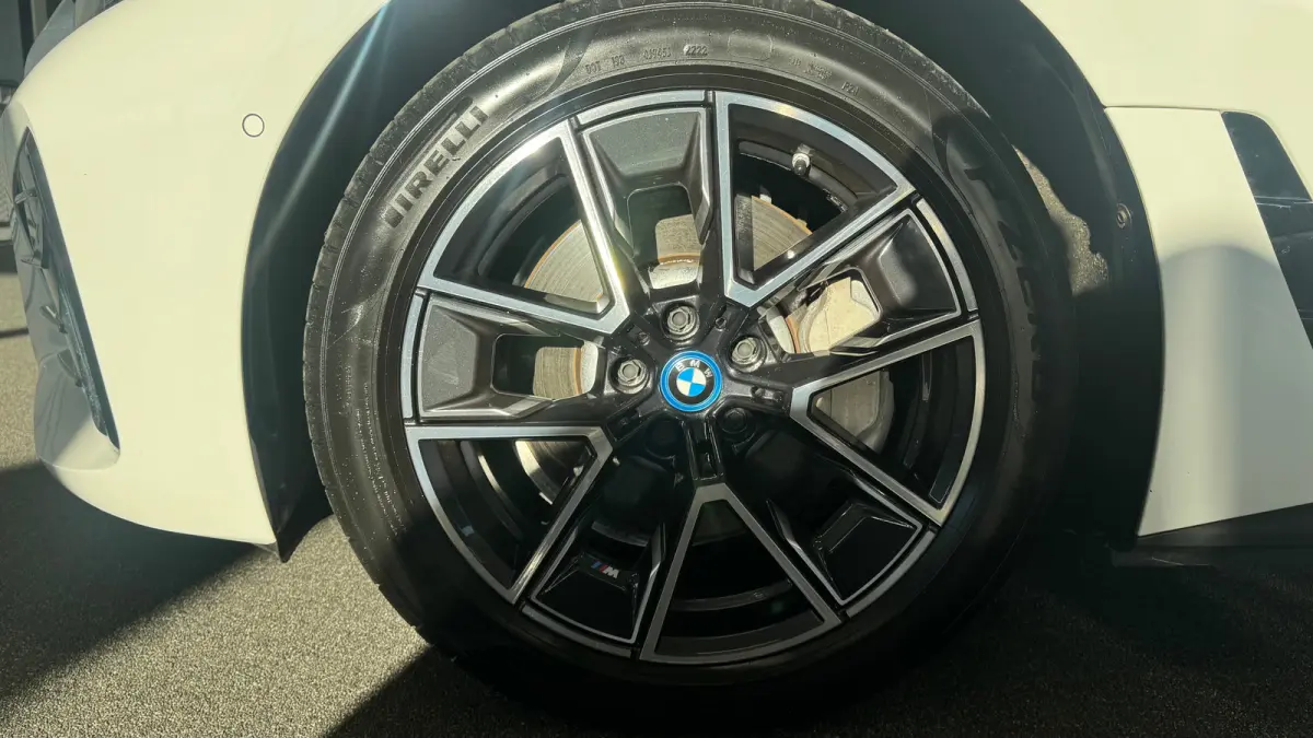EDRIVE40 84KWH 340PK EXECUTIVE M-SPORT AUTOMAAT SOH 95,61% / NAVI / LEDER / FULL-LED / CLIMA / PDC / 18" LMV / CAMERA / APPLE CARPLAY / KEYLESS / WINTERPAKKET / 1E EIGENAAR / ORG. NL. !!