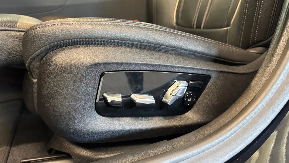 5-Serie 530e 292PK iPerformance HIGH EXECUTIVE M-SPORT AUTOMAAT / NAVI / LEDER / FULL-LED / CLIMA / PDC / 19" LMV / CAMERA / KEYLESS / PANO. DAK / WINTERPAKKET / CRUISECONTROL !!