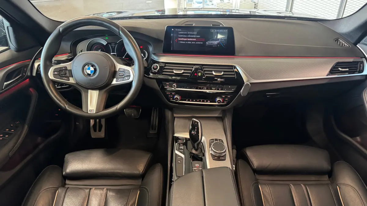 5-Serie 530e 292PK iPerformance HIGH EXECUTIVE M-SPORT AUTOMAAT / NAVI / LEDER / FULL-LED / CLIMA / PDC / 19" LMV / CAMERA / KEYLESS / PANO. DAK / WINTERPAKKET / CRUISECONTROL !!