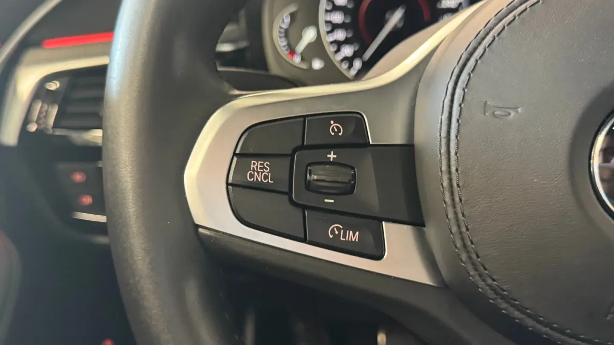 5-Serie 530e 292PK iPerformance HIGH EXECUTIVE M-SPORT AUTOMAAT / NAVI / LEDER / FULL-LED / CLIMA / PDC / 19" LMV / CAMERA / KEYLESS / PANO. DAK / WINTERPAKKET / CRUISECONTROL !!