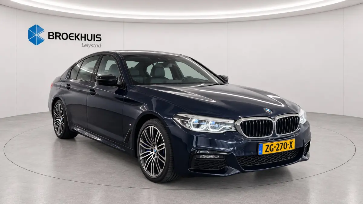 5-Serie 530e 292PK iPerformance HIGH EXECUTIVE M-SPORT AUTOMAAT / NAVI / LEDER / FULL-LED / CLIMA / PDC / 19" LMV / CAMERA / KEYLESS / PANO. DAK / WINTERPAKKET / CRUISECONTROL !!
