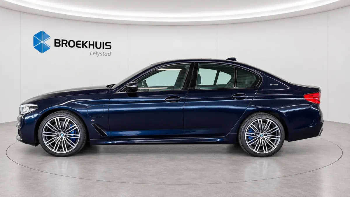 5-Serie 530e 292PK iPerformance HIGH EXECUTIVE M-SPORT AUTOMAAT / NAVI / LEDER / FULL-LED / CLIMA / PDC / 19" LMV / CAMERA / KEYLESS / PANO. DAK / WINTERPAKKET / CRUISECONTROL !!