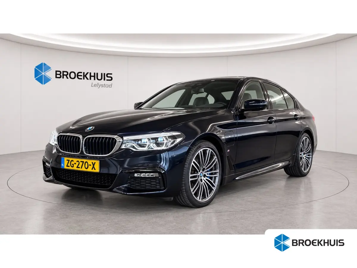5-Serie 530e 292PK iPerformance HIGH EXECUTIVE M-SPORT AUTOMAAT / NAVI / LEDER / FULL-LED / CLIMA / PDC / 19" LMV / CAMERA / KEYLESS / PANO. DAK / WINTERPAKKET / CRUISECONTROL !!