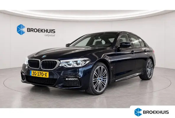 5-Serie 530e 292PK iPerformance HIGH EXECUTIVE M-SPORT AUTOMAAT / NAVI / LEDER / FULL-LED / CLIMA / PDC / 19" LMV / CAMERA / KEYLESS / PANO. DAK / WINTERPAKKET / CRUISECONTROL !!