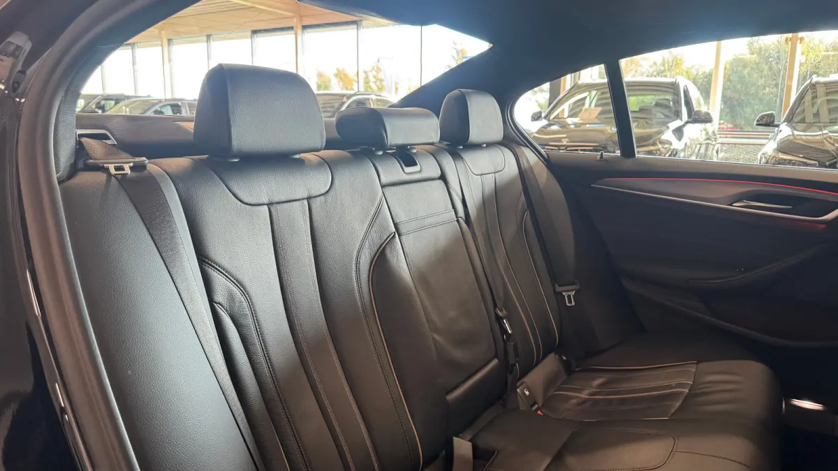 5-Serie 530e 292PK iPerformance HIGH EXECUTIVE M-SPORT AUTOMAAT / NAVI / LEDER / FULL-LED / CLIMA / PDC / 19" LMV / CAMERA / KEYLESS / PANO. DAK / WINTERPAKKET / CRUISECONTROL !!