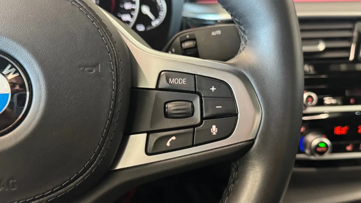 5-Serie 530e 292PK iPerformance HIGH EXECUTIVE M-SPORT AUTOMAAT / NAVI / LEDER / FULL-LED / CLIMA / PDC / 19" LMV / CAMERA / KEYLESS / PANO. DAK / WINTERPAKKET / CRUISECONTROL !!