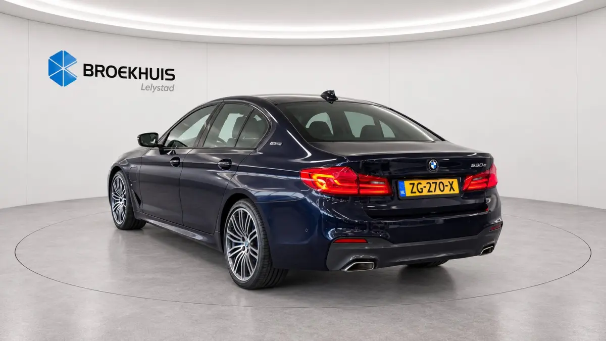 5-Serie 530e 292PK iPerformance HIGH EXECUTIVE M-SPORT AUTOMAAT / NAVI / LEDER / FULL-LED / CLIMA / PDC / 19" LMV / CAMERA / KEYLESS / PANO. DAK / WINTERPAKKET / CRUISECONTROL !!