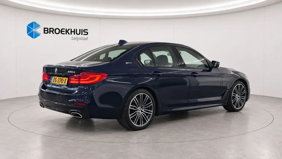 5-Serie 530e 292PK iPerformance HIGH EXECUTIVE M-SPORT AUTOMAAT / NAVI / LEDER / FULL-LED / CLIMA / PDC / 19" LMV / CAMERA / KEYLESS / PANO. DAK / WINTERPAKKET / CRUISECONTROL !!