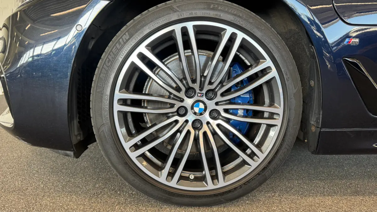 5-Serie 530e 292PK iPerformance HIGH EXECUTIVE M-SPORT AUTOMAAT / NAVI / LEDER / FULL-LED / CLIMA / PDC / 19" LMV / CAMERA / KEYLESS / PANO. DAK / WINTERPAKKET / CRUISECONTROL !!