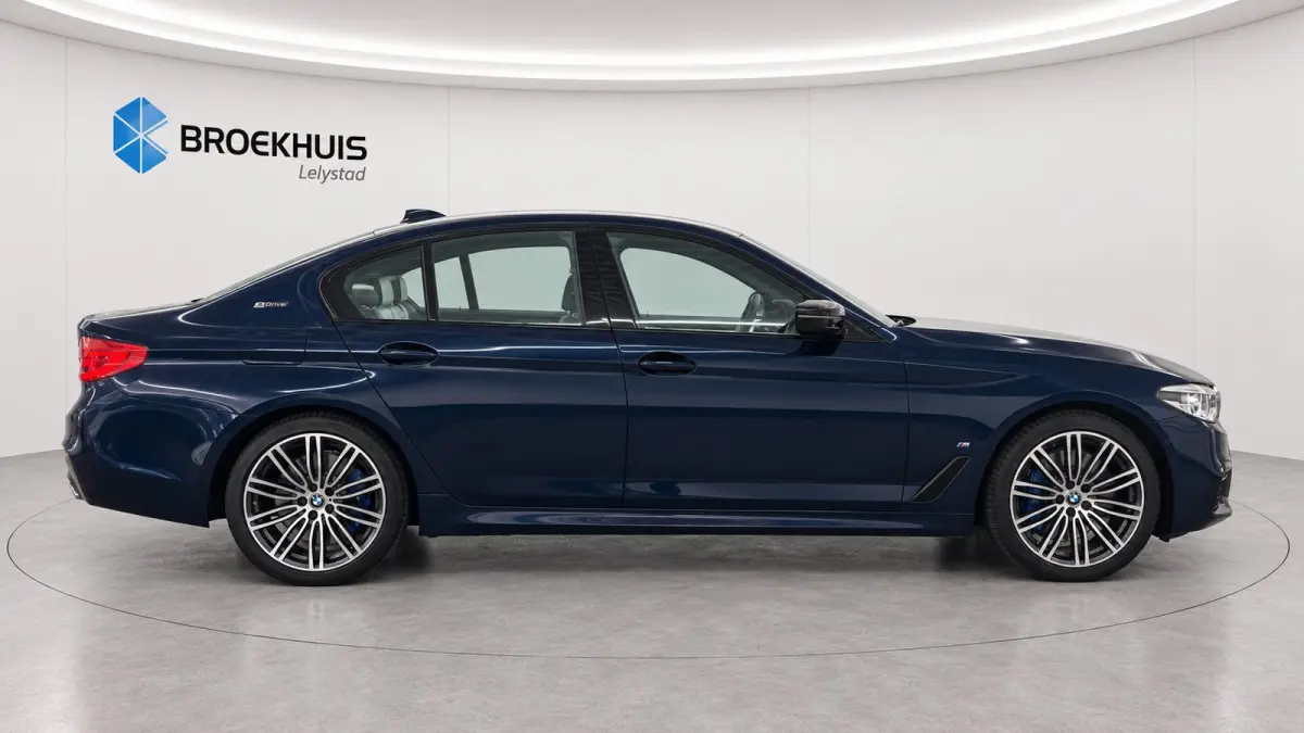 5-Serie 530e 292PK iPerformance HIGH EXECUTIVE M-SPORT AUTOMAAT / NAVI / LEDER / FULL-LED / CLIMA / PDC / 19" LMV / CAMERA / KEYLESS / PANO. DAK / WINTERPAKKET / CRUISECONTROL !!