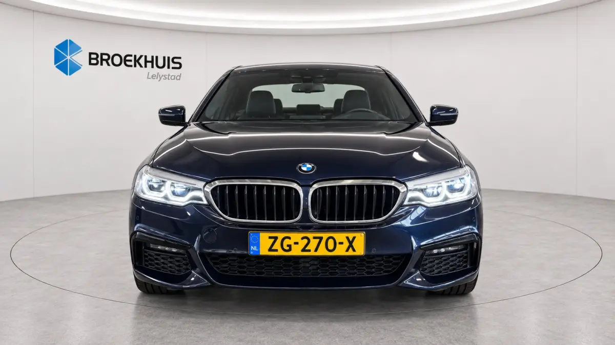 5-Serie 530e 292PK iPerformance HIGH EXECUTIVE M-SPORT AUTOMAAT / NAVI / LEDER / FULL-LED / CLIMA / PDC / 19" LMV / CAMERA / KEYLESS / PANO. DAK / WINTERPAKKET / CRUISECONTROL !!