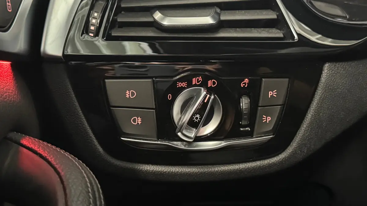 5-Serie 530e 292PK iPerformance HIGH EXECUTIVE M-SPORT AUTOMAAT / NAVI / LEDER / FULL-LED / CLIMA / PDC / 19" LMV / CAMERA / KEYLESS / PANO. DAK / WINTERPAKKET / CRUISECONTROL !!