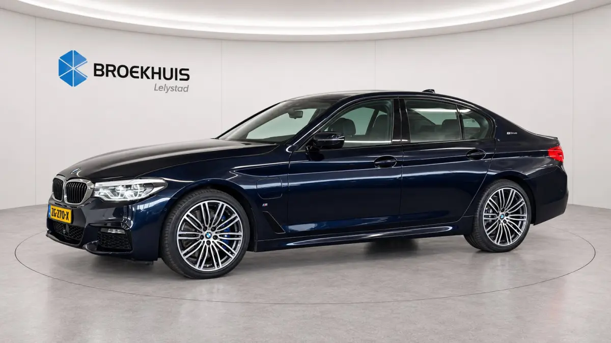 5-Serie 530e 292PK iPerformance HIGH EXECUTIVE M-SPORT AUTOMAAT / NAVI / LEDER / FULL-LED / CLIMA / PDC / 19" LMV / CAMERA / KEYLESS / PANO. DAK / WINTERPAKKET / CRUISECONTROL !!