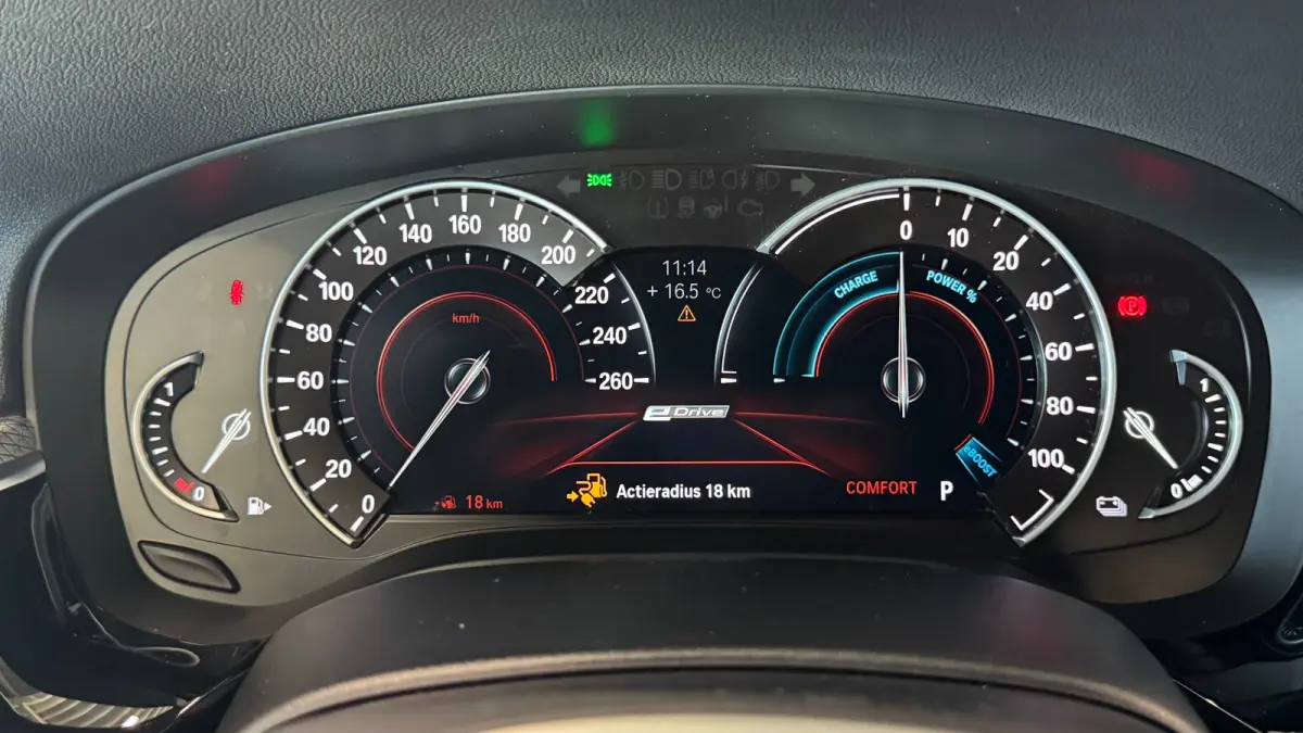 5-Serie 530e 292PK iPerformance HIGH EXECUTIVE M-SPORT AUTOMAAT / NAVI / LEDER / FULL-LED / CLIMA / PDC / 19" LMV / CAMERA / KEYLESS / PANO. DAK / WINTERPAKKET / CRUISECONTROL !!