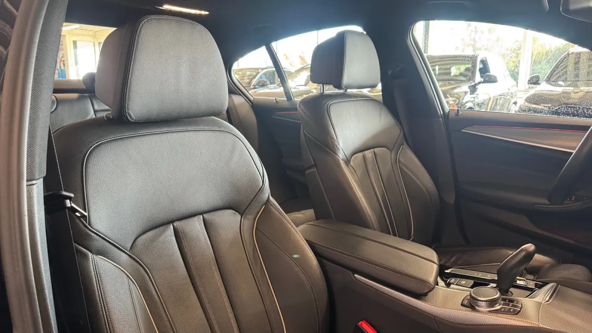5-Serie 530e 292PK iPerformance HIGH EXECUTIVE M-SPORT AUTOMAAT / NAVI / LEDER / FULL-LED / CLIMA / PDC / 19" LMV / CAMERA / KEYLESS / PANO. DAK / WINTERPAKKET / CRUISECONTROL !!