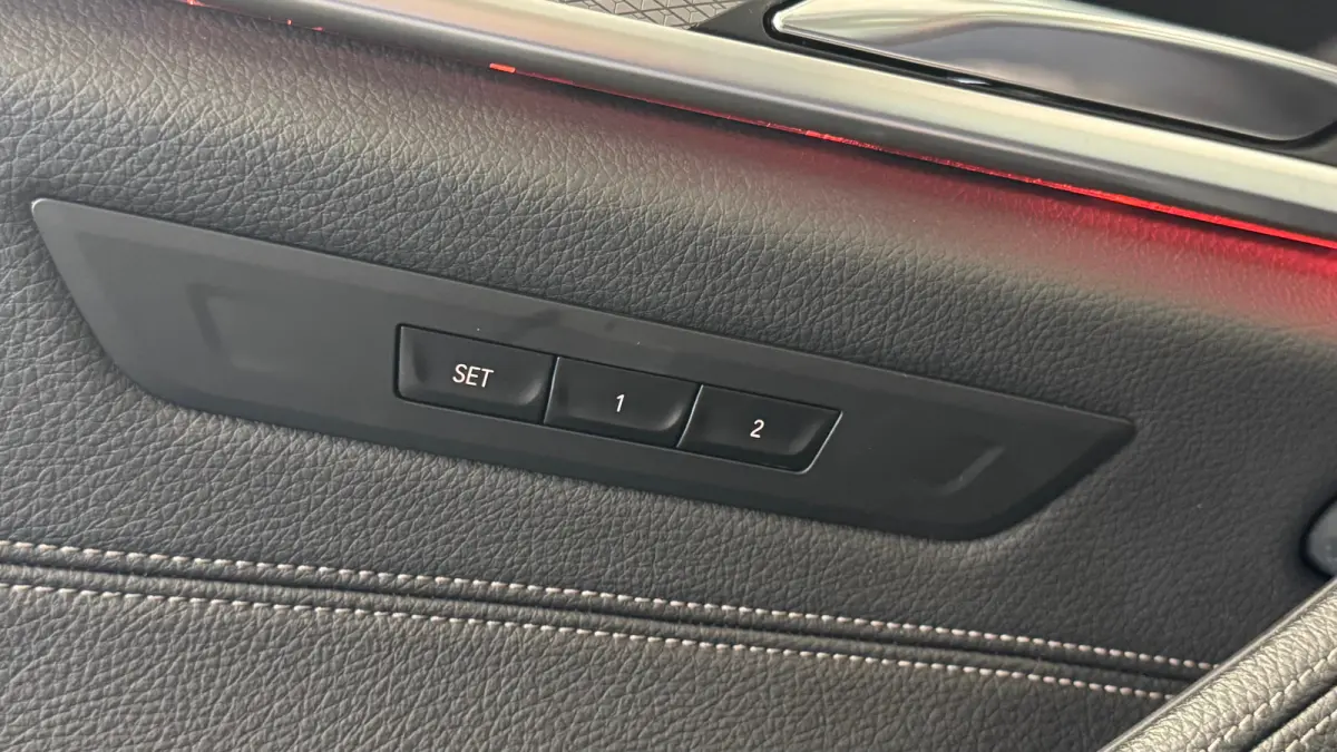 5-Serie 530e 292PK iPerformance HIGH EXECUTIVE M-SPORT AUTOMAAT / NAVI / LEDER / FULL-LED / CLIMA / PDC / 19" LMV / CAMERA / KEYLESS / PANO. DAK / WINTERPAKKET / CRUISECONTROL !!