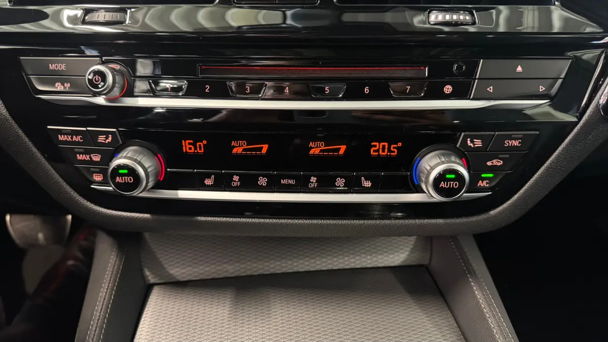 5-Serie 530e 292PK iPerformance HIGH EXECUTIVE M-SPORT AUTOMAAT / NAVI / LEDER / FULL-LED / CLIMA / PDC / 19" LMV / CAMERA / KEYLESS / PANO. DAK / WINTERPAKKET / CRUISECONTROL !!